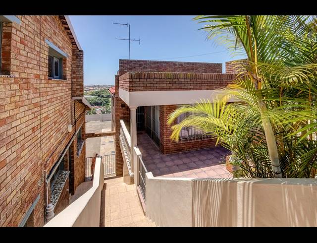 6 BEDROOM HOUSE SOLD IN MONTFORD